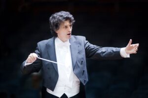 Michael Sanderling dirige l'Orchestra Sinfonica di Milano sulle note di Čajkovskij