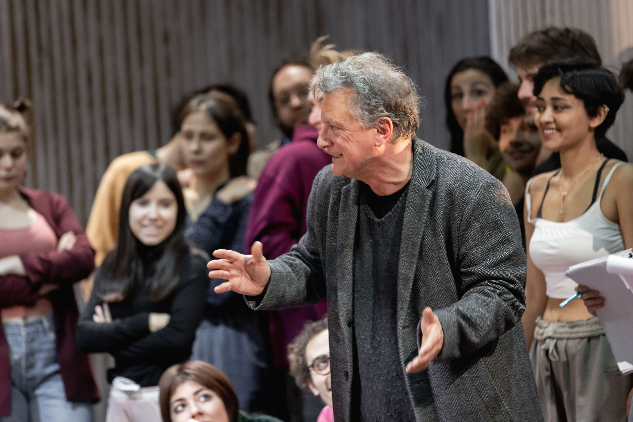 Sei personaggi in cerca d'autore, al Teatro Carignano si affronta la vera  sostanza dell'essere umano - Arti e Spettacolo