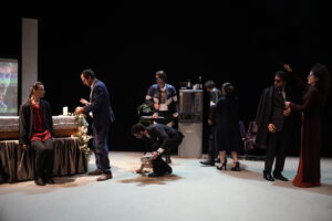 "Note a margine", al Teatro Franco Parenti una tragicommedia sulle reazioni al lutto