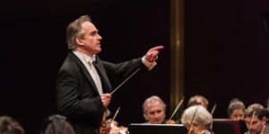 Un viaggio musicale tra sacralità e romanticismo, James Conlon debutta sul podio del Teatro Regio