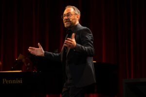 "Parlami d'amore", Mario Incudine porta a teatro le melodie degli anni Venti e Trenta