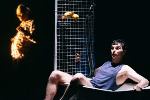 "Affogo", al Teatro Parenti un monologo polifonico diretto da Mario Russo